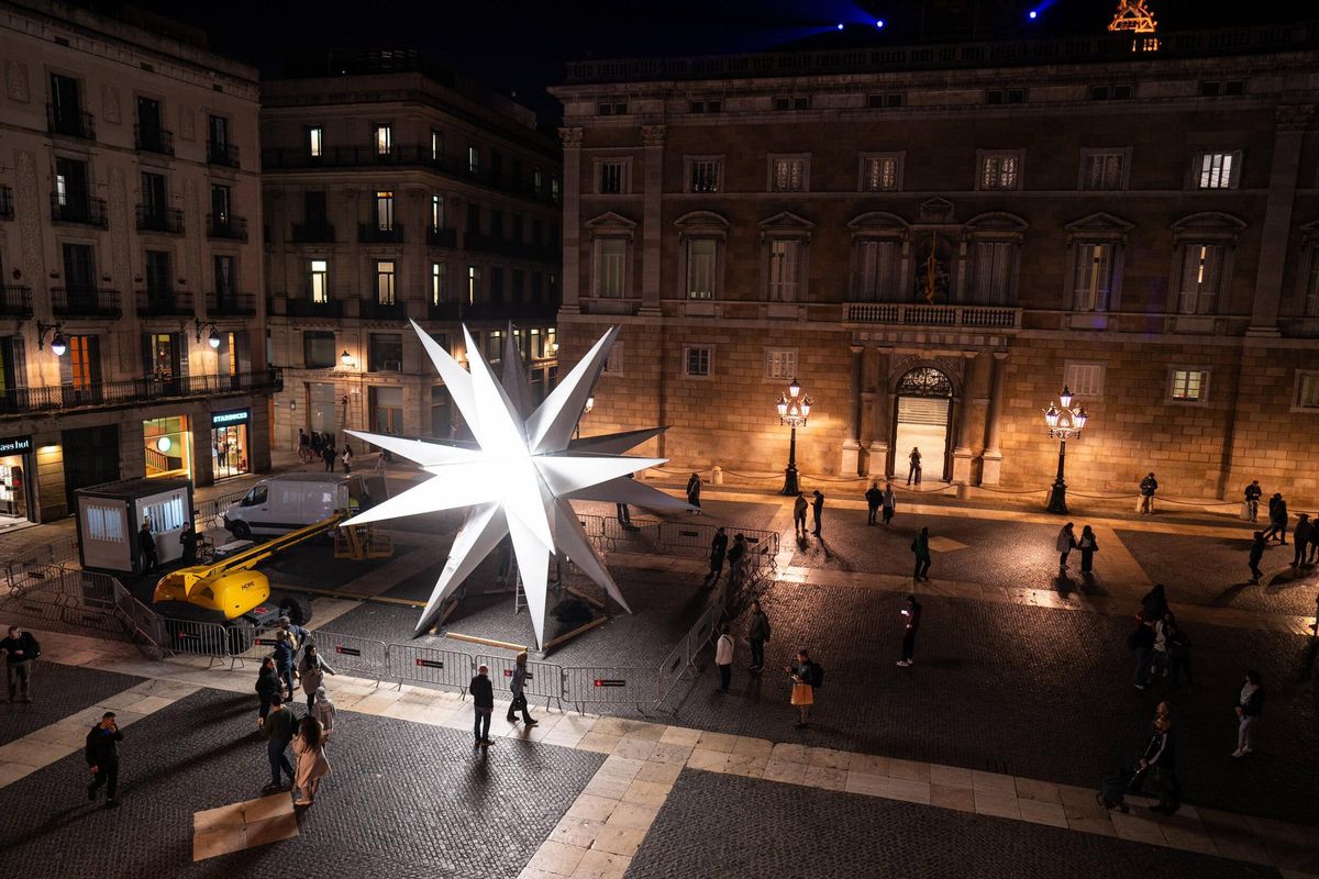 La estrella de Nadal ja ilumina la plaça Sant Jaume. Una gran estrella de luz de 20 puntas iluminará la plaza de Sant Jaume esta Navidad