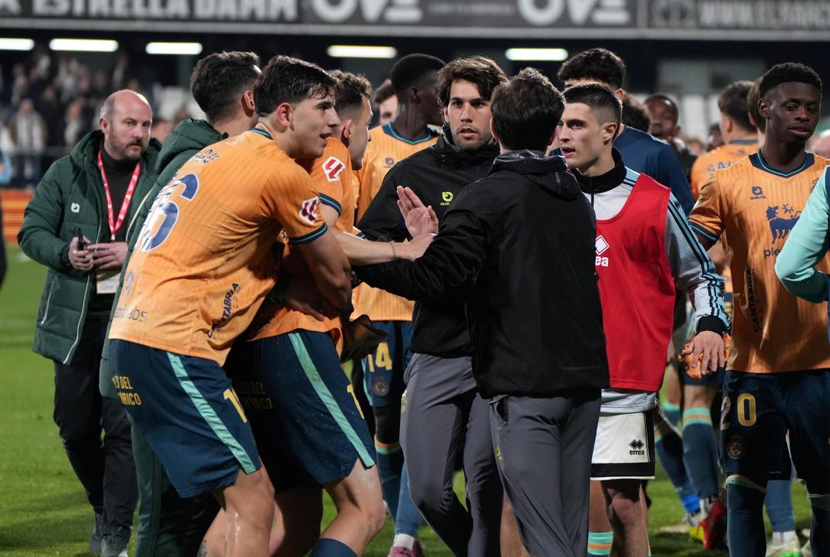 Galería | Nuevas imágenes del 'espectáculo' de los acompañantes del Racing en tribuna
