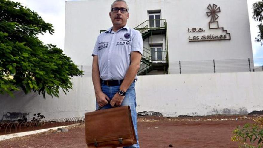 Luis Alberto González delante del instituto en el que ha dado clase de religión durante los últimos 15 años. | adriel perdomo