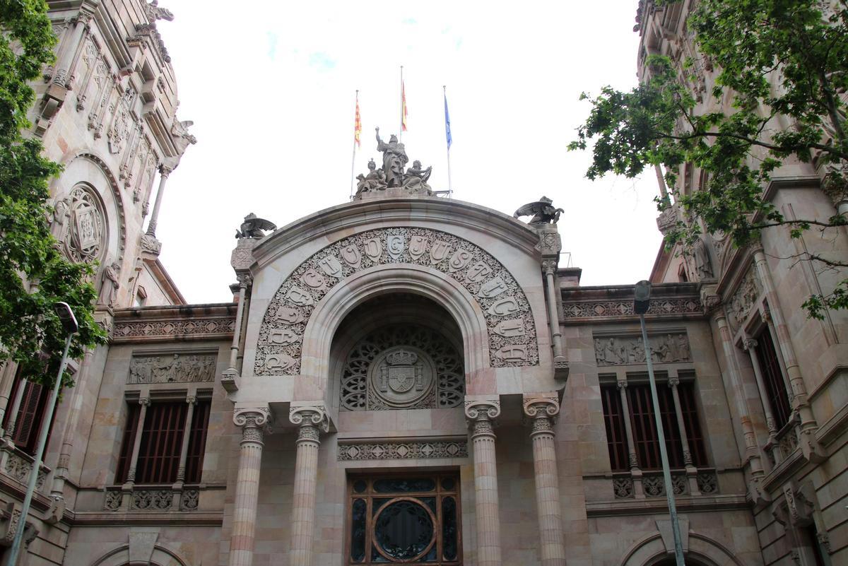 Lentrada principal de lAudiència Provincial de Barcelona