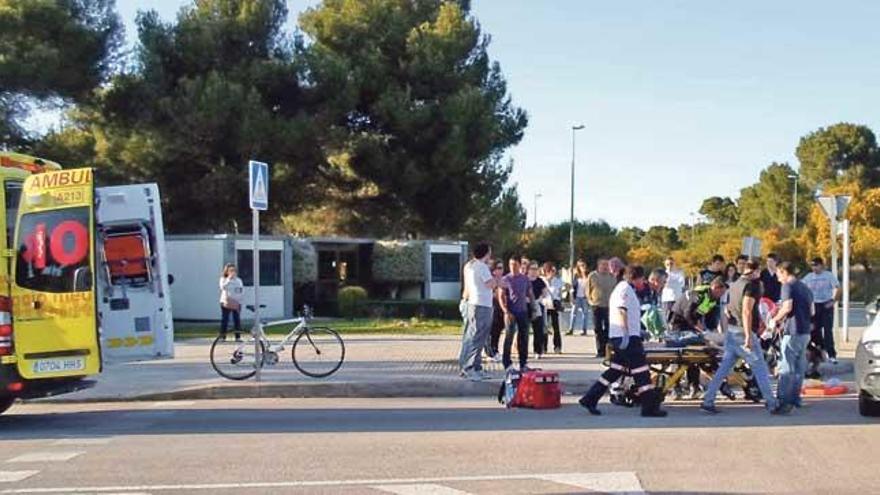 Los servicios sanitarios atienden al ciclista menor de edad herido en Puig de Ros en abril de 2013.