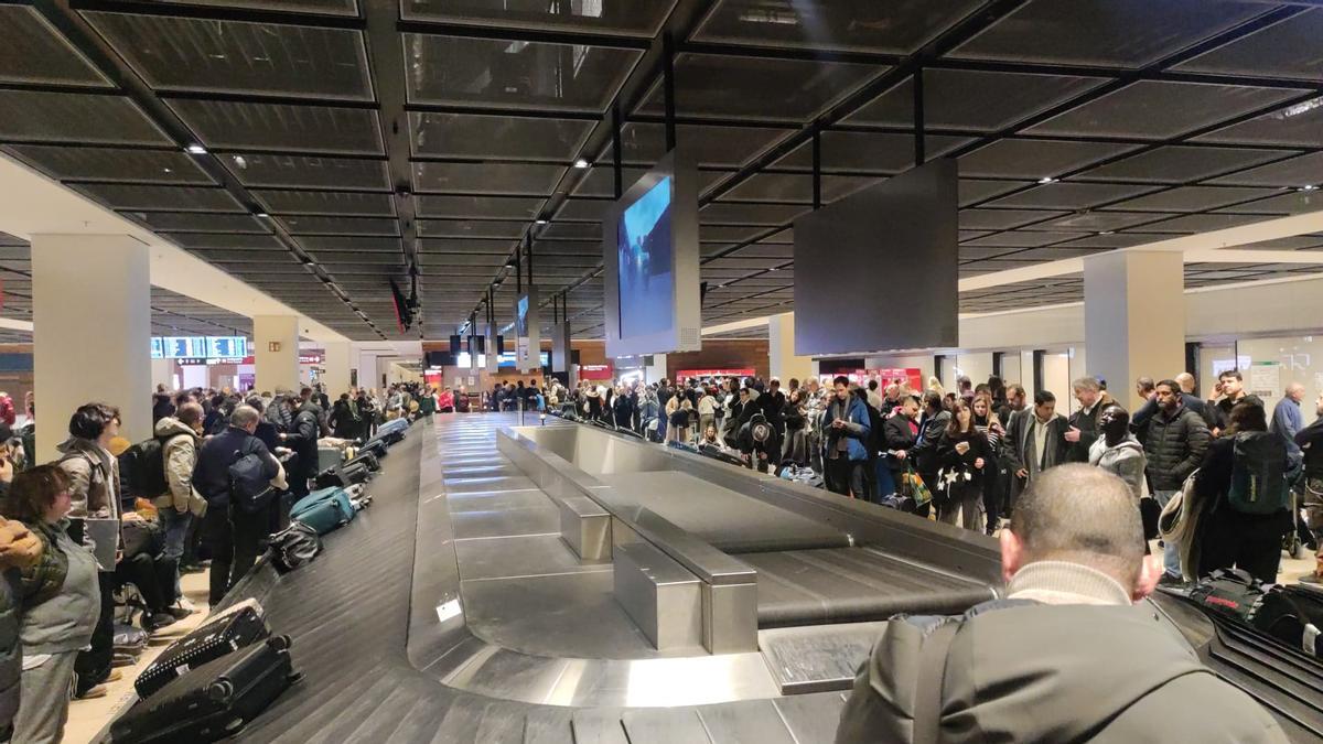 El aeropuerto berlinés, colapsado por el hielo, mientras los pasajeros esperan su equipaje sin noticias.