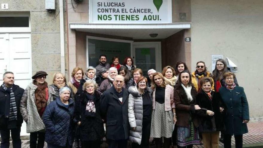 Los integrantes de la AECC de Marín, ante su nueva sede, junto a la alcaldesa. // Santos Álvarez