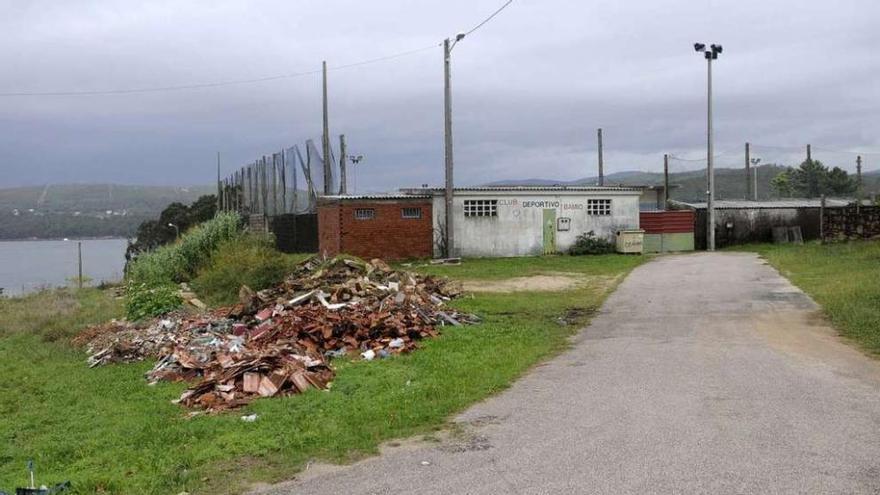 El vertido de restos de obra en las inmediaciones del campo de Bamio, el sábado.