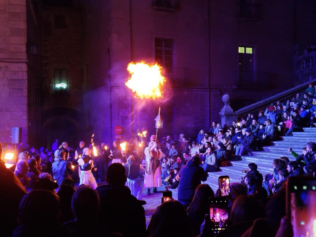 Les fotos de l'encesa de l’Estel d’Orient a la façana de la Catedral de Girona