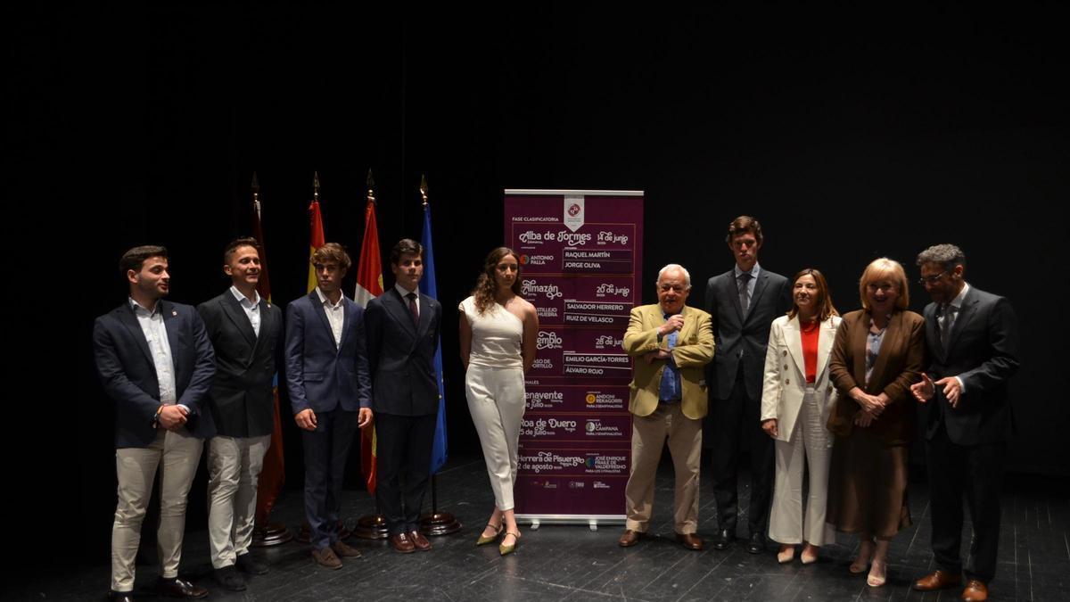 Novilleros y autoridades en el Teatro Reina Sofía de Benavente.