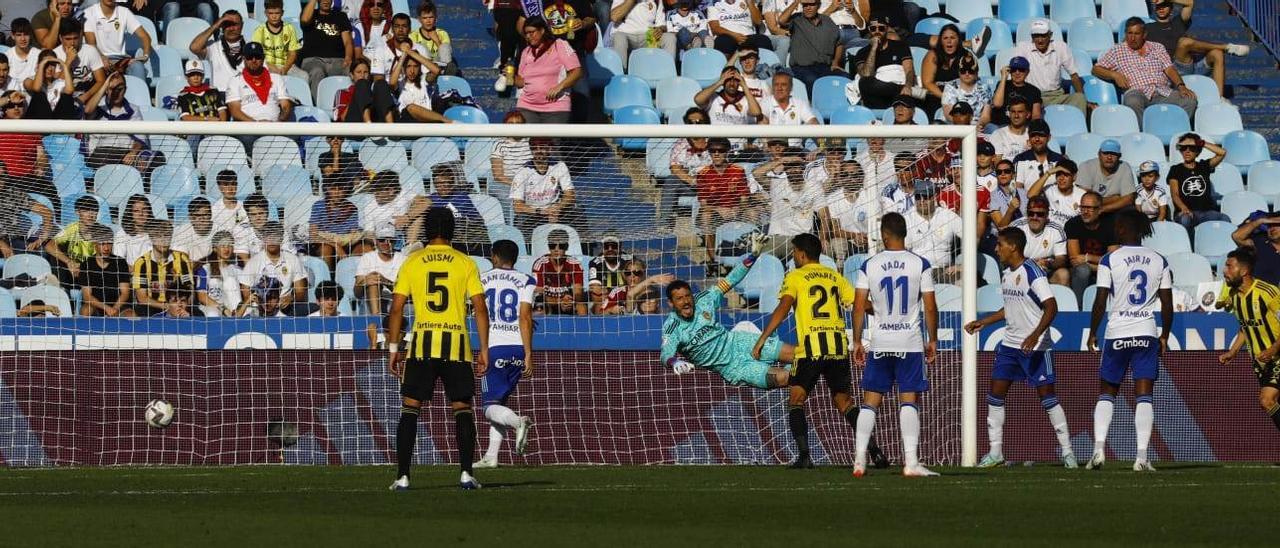 Cristian Álvarez se ve superado por el cabezazo de Montoro, autor del tanto del empate del Oviedo.