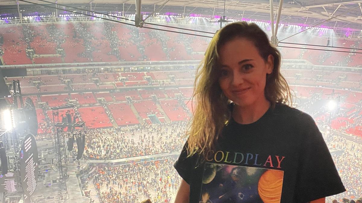 La santfruitosenca Diana Bazán abans de l’inici del concert de Coldplay a Wembley