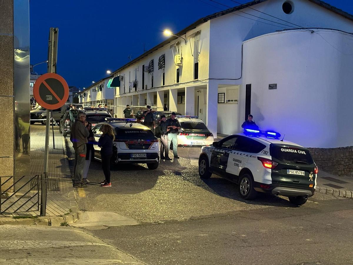 La Guardia Civil investiga el hallazgo de los cadáveres de una mujer y un hombre en una vivienda de la calle Rafael Alberti de Montilla
