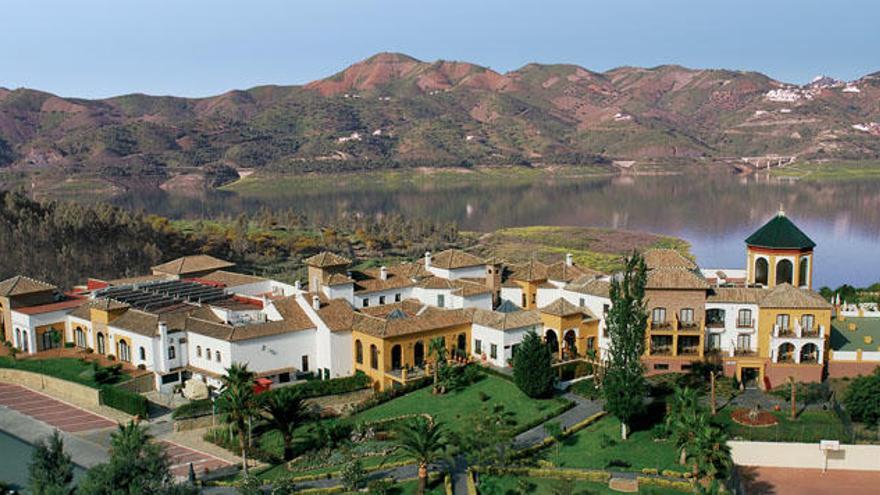 Una vista panorámica del establecimiento que la nueva cadena B bou Hotels posee a orillas del embalse de la Viñuela, situado en el corazón de la comarca de la Axarquía.