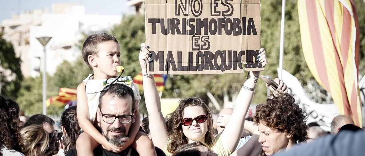 ENCUESTA | ¿Crees que debería limitarse de alguna forma la llegada de turistas a la isla?