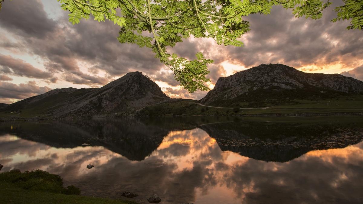 Lagos de Covadonga y Picos de Europa en una noche de luna llena