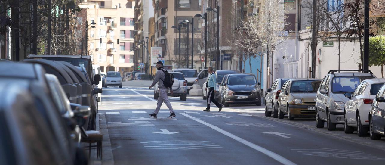 Coches estacionados en una calle céntrica de Mislata