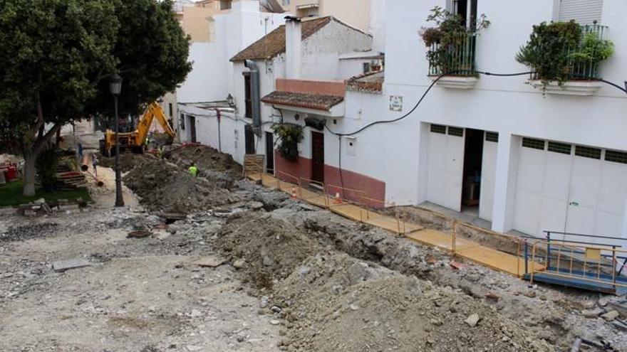 Imagen de las obras de reforma integral en la calle Antero de Estepona.