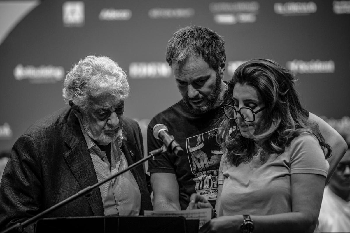 Un momento del ensayo en Alicante con Plácido Domingo y Sabina Puértolas