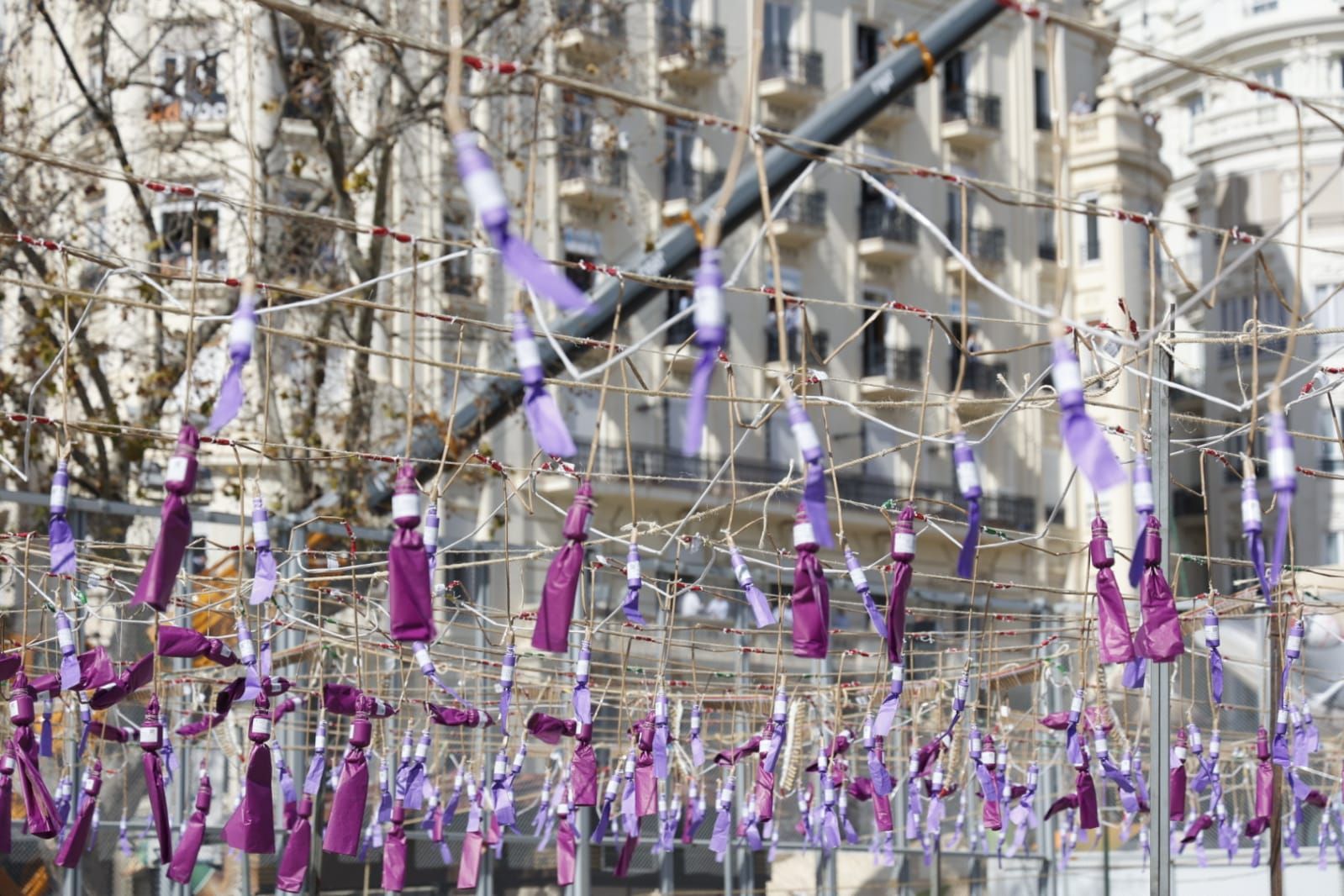 Ruido y color violeta en la mascletà de hoy para homenajear a las mujeres y a la lucha contra la violencia de género