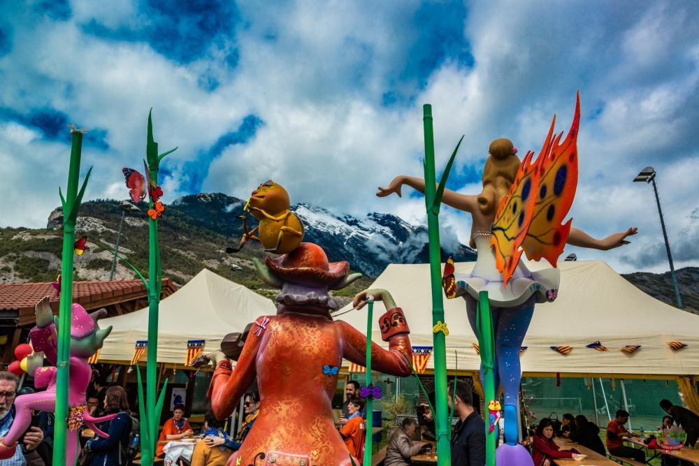 Generando imágenes tan impactantes como ésta, del monumento a los pies de los Alpes.