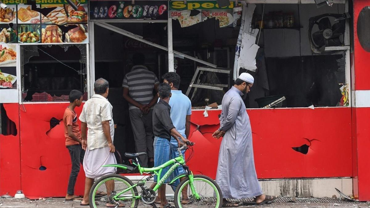Imagen de una de las tiendas atacadas durante el brote de violencia contra musulmanes en Sri Lanka.