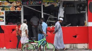 Imagen de una de las tiendas atacadas durante el brote de violencia contra musulmanes en Sri Lanka.