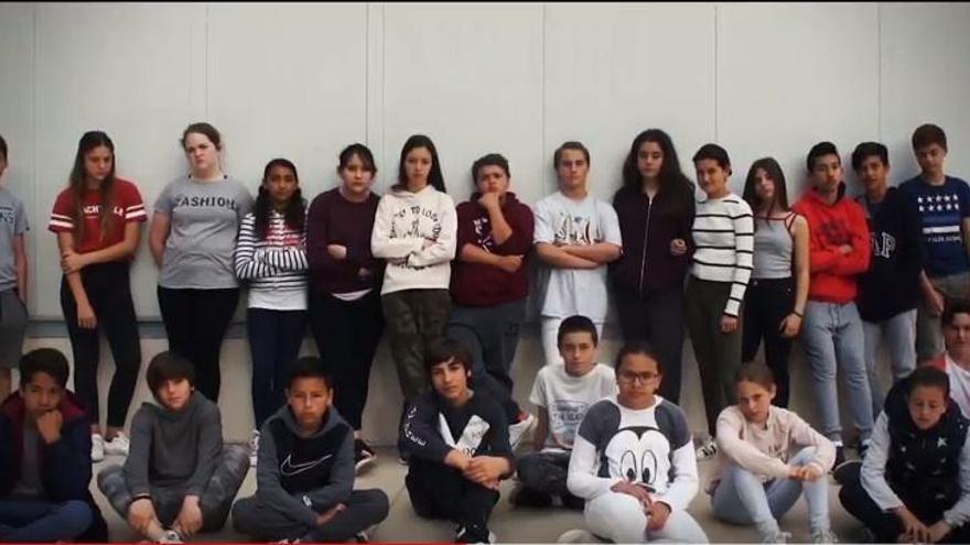 Alumnos del colegio Daidín de Benahavís, participantes en el rap contra el acoso.