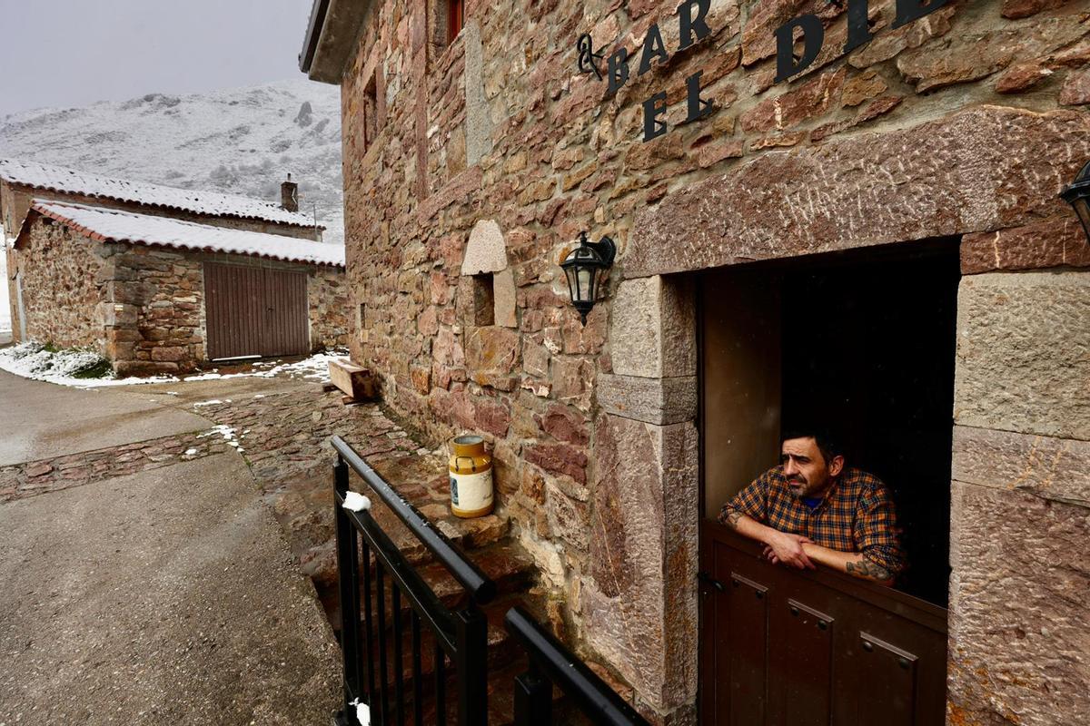 Ibán Fernández, en su bar de La Peral, en Somiedo.