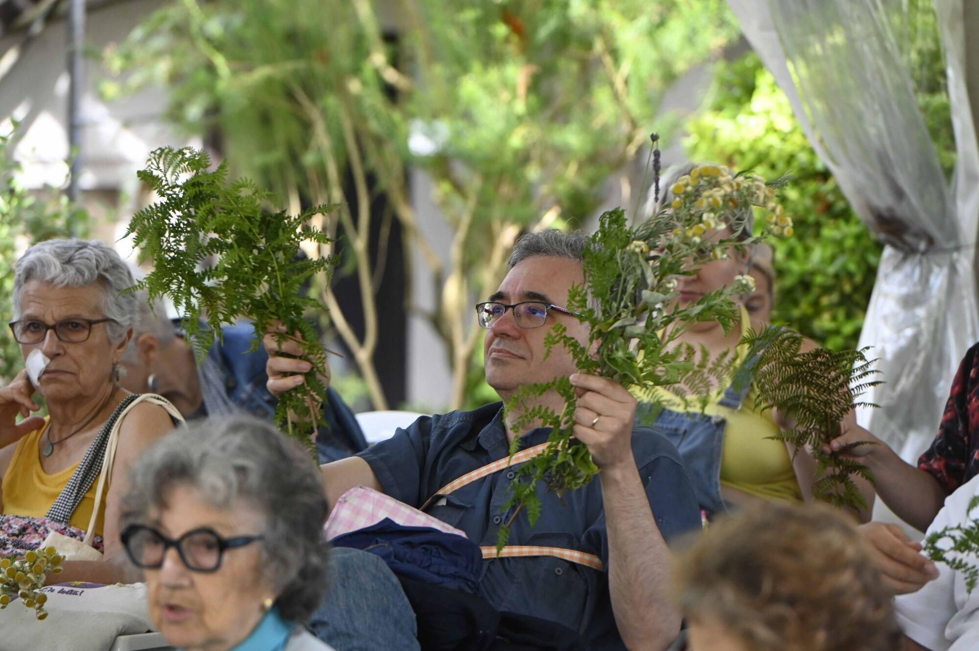 Taller para elaborar ramos de San Xoán en la Fundación Sales de Vigo