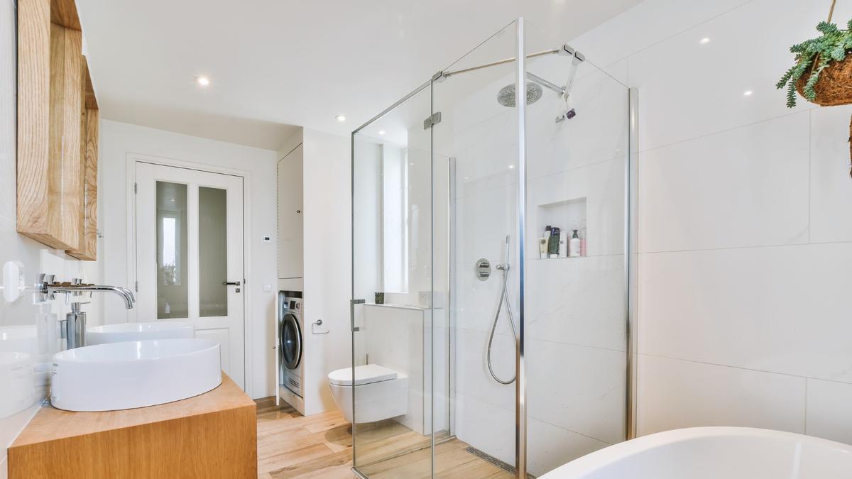 Adiós a la mampara del baño, estas son las nuevas tendencias en decoración