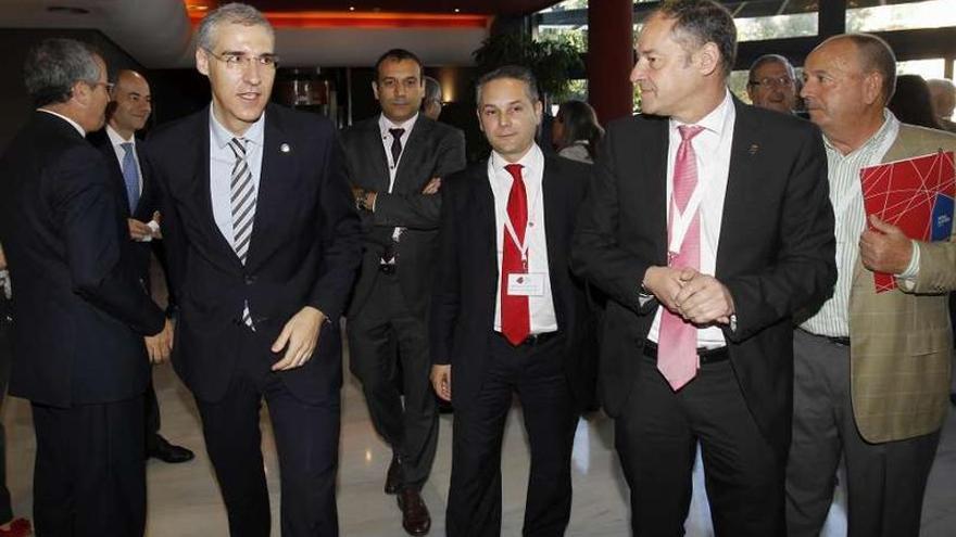 Francisco Conde, Enrique Mallón y Salustiano Mato, ayer en la inauguración del Metal Cluster.