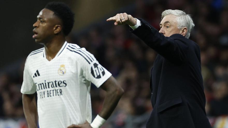 Carlo Ancelotti y Vinicius, durante un partido del Real Madrid.