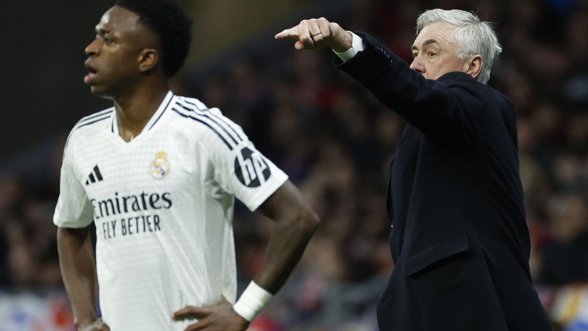 Carlo Ancelotti y Vinicius, durante un partido del Real Madrid.