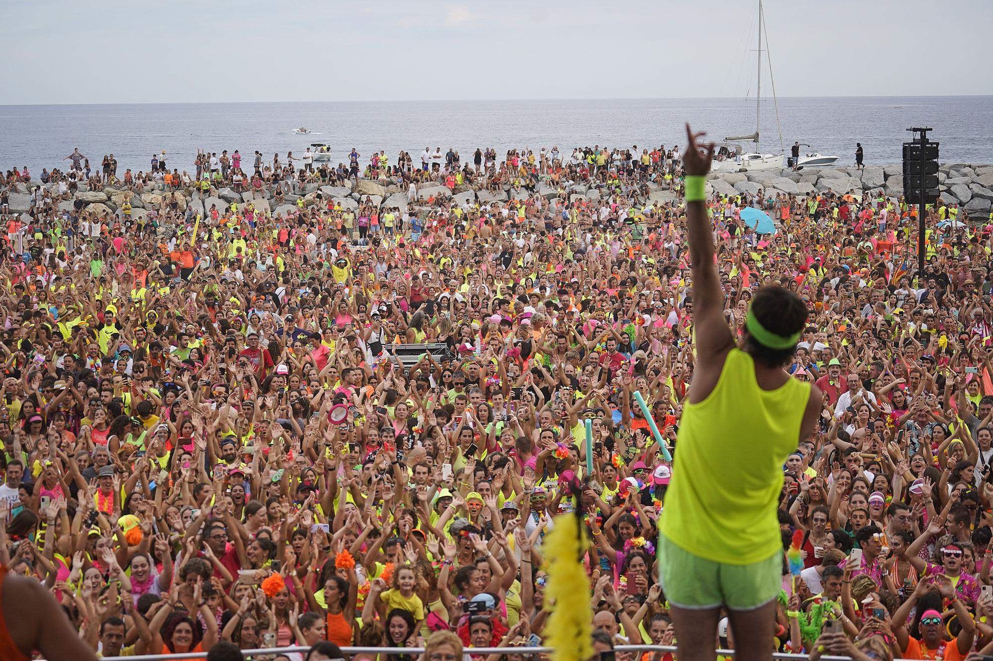 Milers de persones revolucionen Sant Antoni amb la Diverbeach