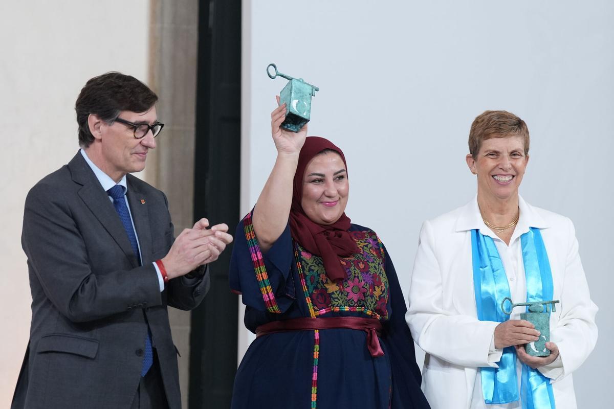 El president de la Generalitat, Salvador Illa, entrega el 37 Premi Internacional Catalunya a las activistas Yael Admi y Reem Alhajajra, a 15 de enero de 2026, en Barcelona Cataluña (España). El premio se concede a las activistas israelí y palestina que luchan por la paz en Oriente Medio