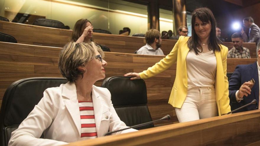 Ana Coto, sentada, junto a la portavoz de Ciudadanos en la Junta, Laura Pérez Macho.