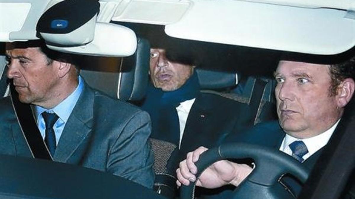 Contratiempo 8 Nicolas Sarkozy, en el asiento trasero, a la salida del tribunal de Burdeos, el jueves.