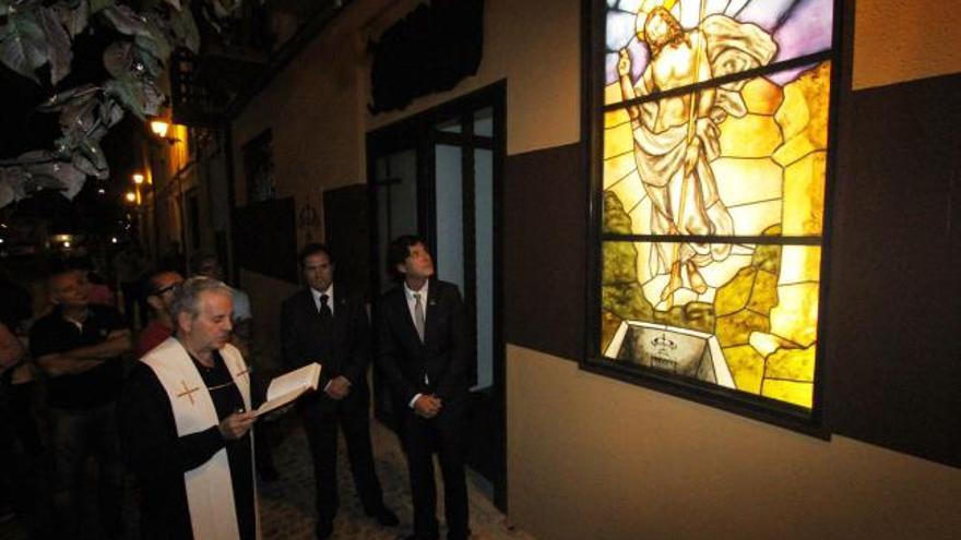El capellán de la cofradía, Francisco Díez García, bendice la vidriera situada en la fachada de la Casa del Cofrade.