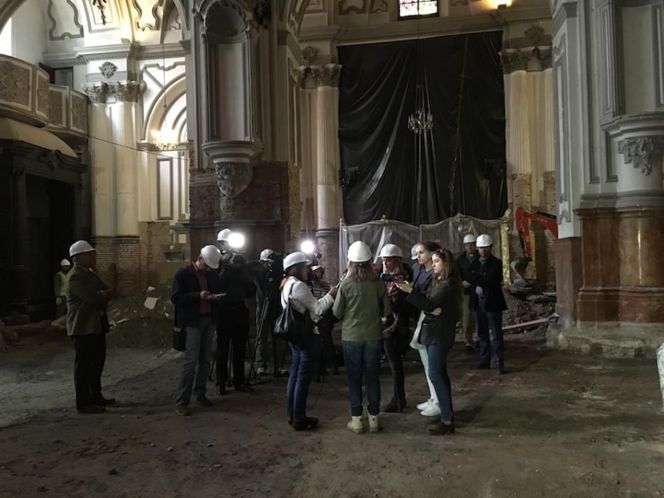 Visita a las obras del interior de la iglesia de Santiago