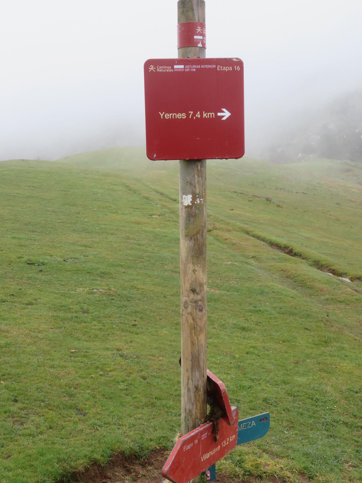 Señales rotas en Cuevallagar (Yernes y Tameza)