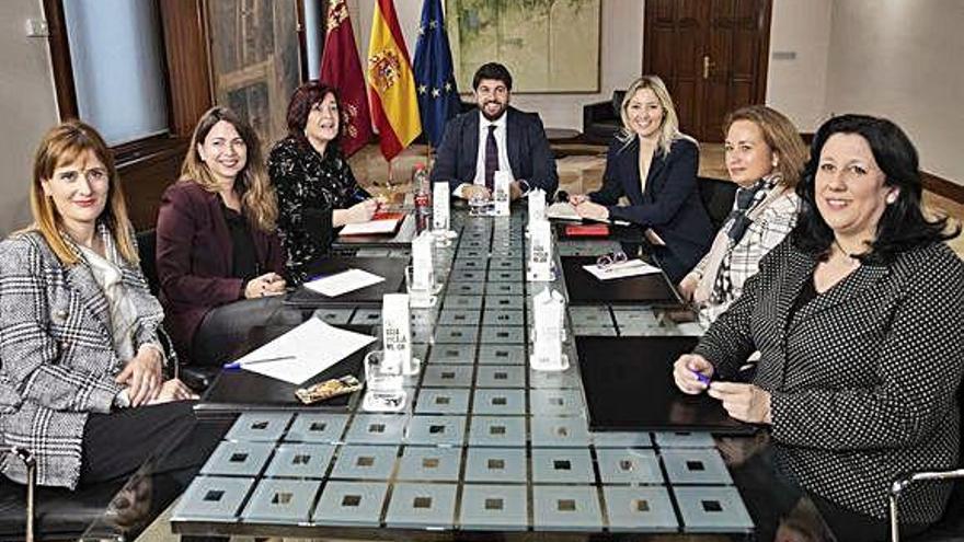 Un momento de la reunión entre la directiva de la OMEP, el presidente regional y la consejera de Empresa.