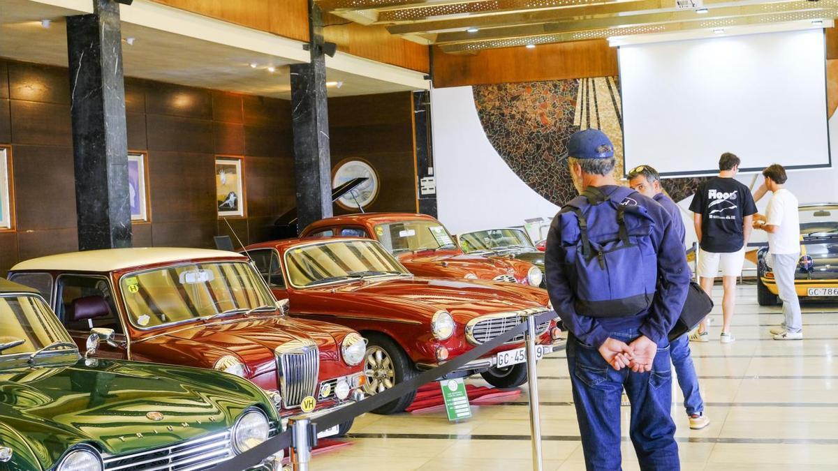 Exposición de coches antiguos en el Club Naútico
