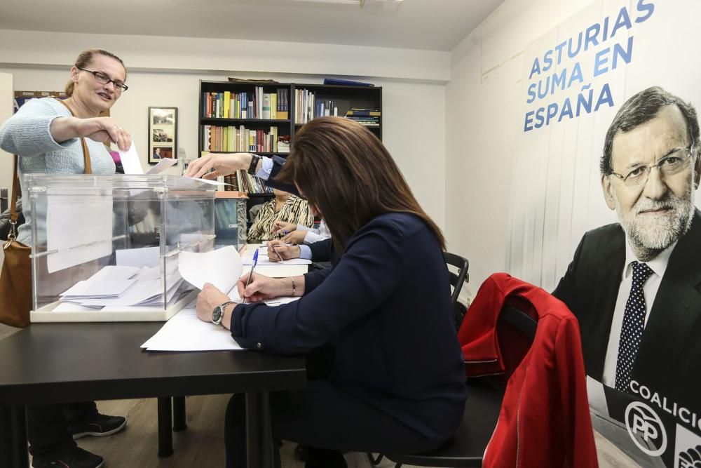 Mercedes Fernandez vota en la sede regional del PP.