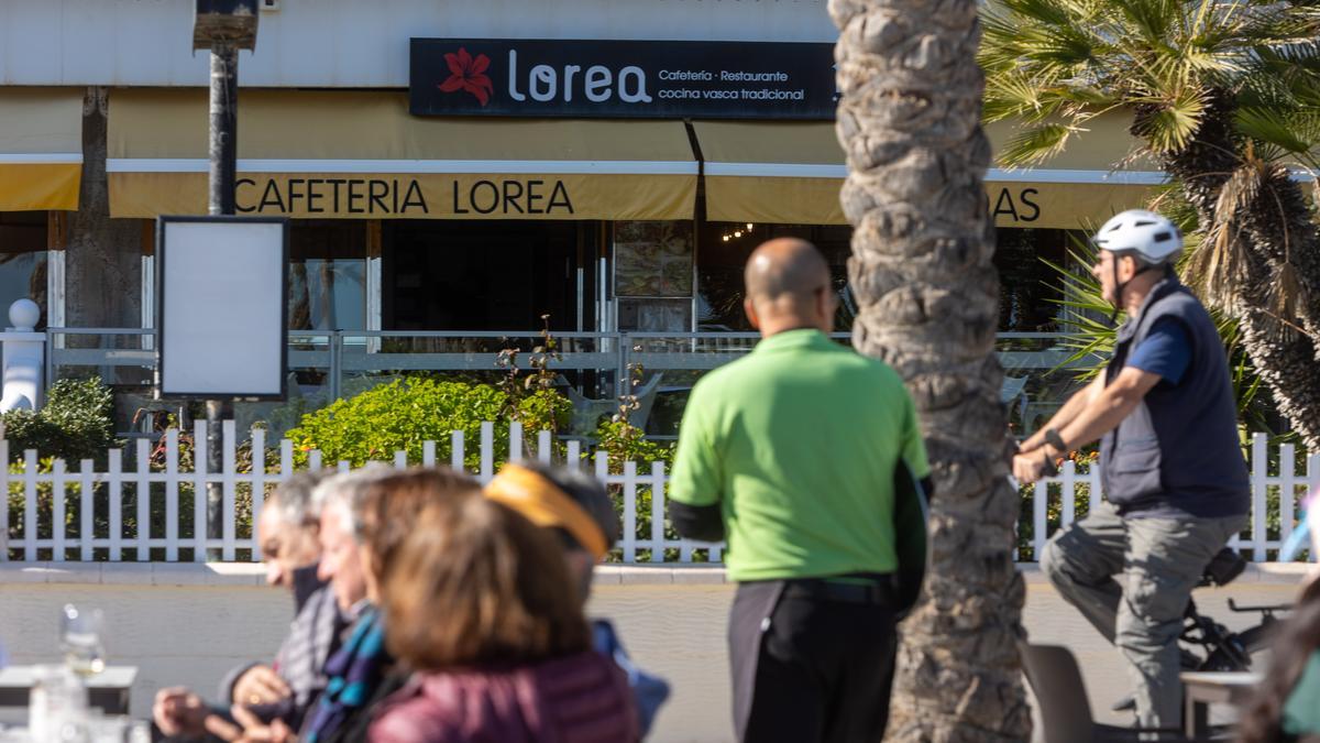 Su situación en la Avenida de Niza, en primera línea de la Playa de San Juan