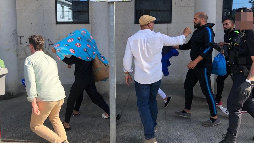 Llegada a los juzgados de los detenidos tras la pelea de Ribeira