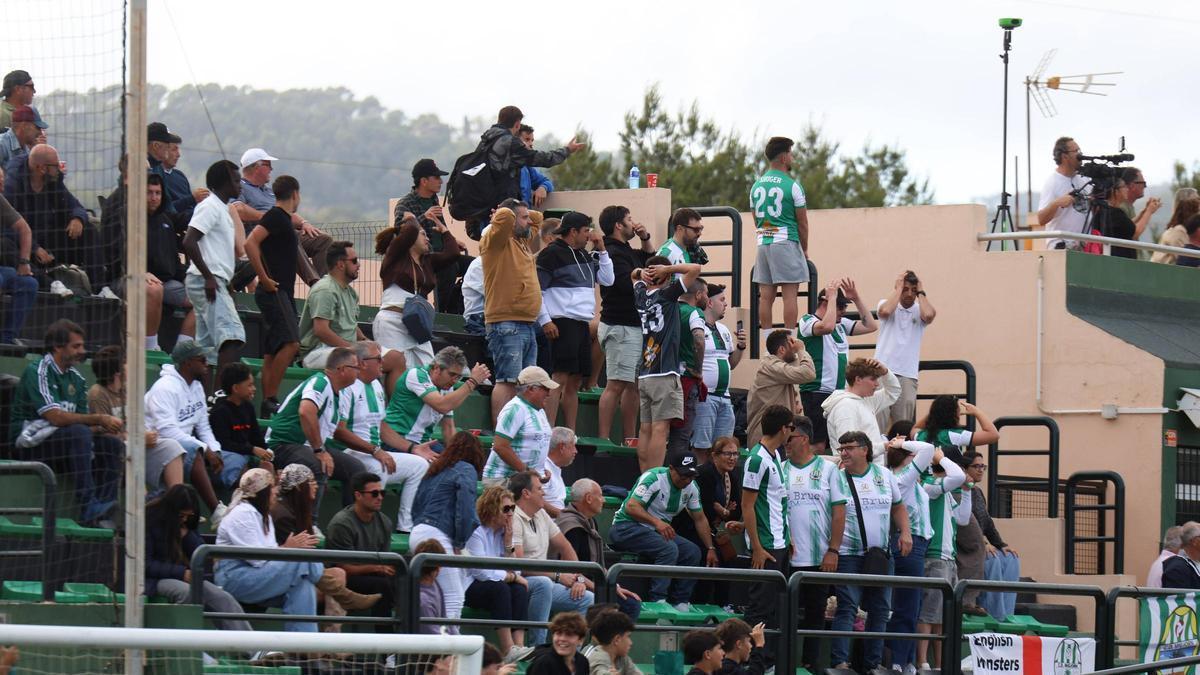 Gradas de la cancha de fútbol en el estadio Kiko Serra