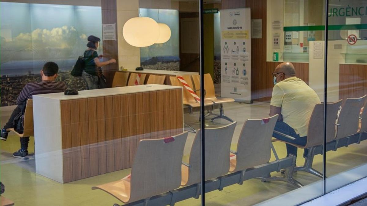 Una de las salas de espera de paciencias del Clínic, de Barcelona, el pasado martes.