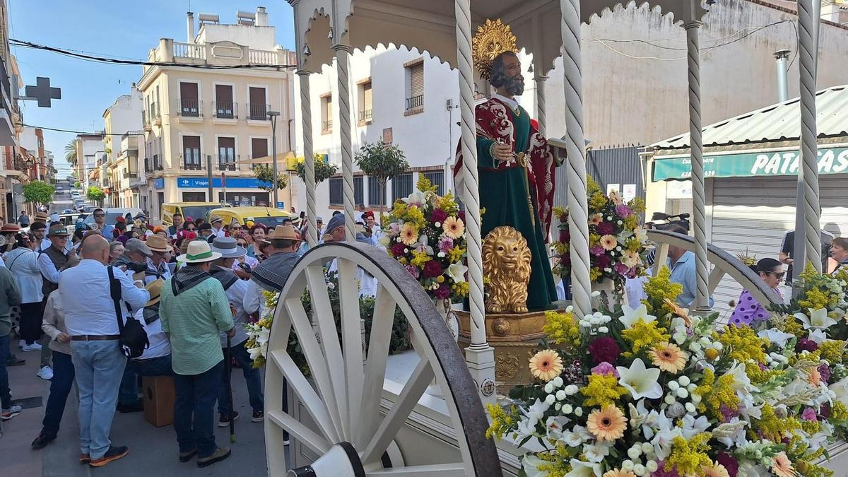 San Marcos recorre las calles de Puente Genil en una carreta tirada por bueyes.
