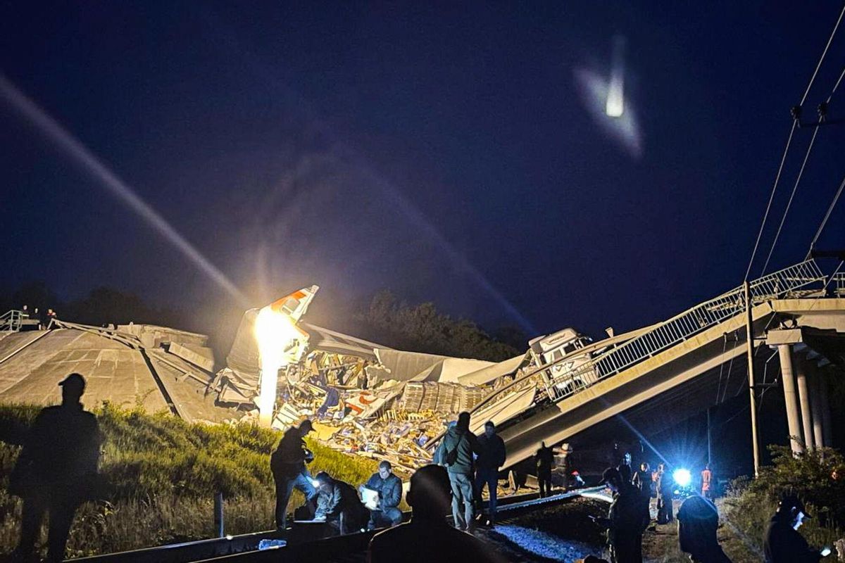 El derrumbe de un paso elevado provoca el descarrilamiento de un tren de pasajeros de Klimov a Moscú