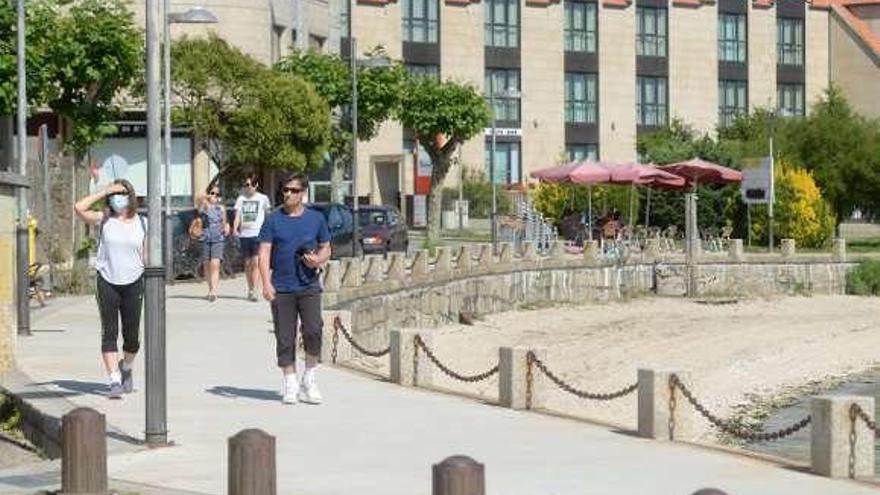 Una familia disfruta de la tranquilidad de la playa de O Preguntoiro. // Noé Parga