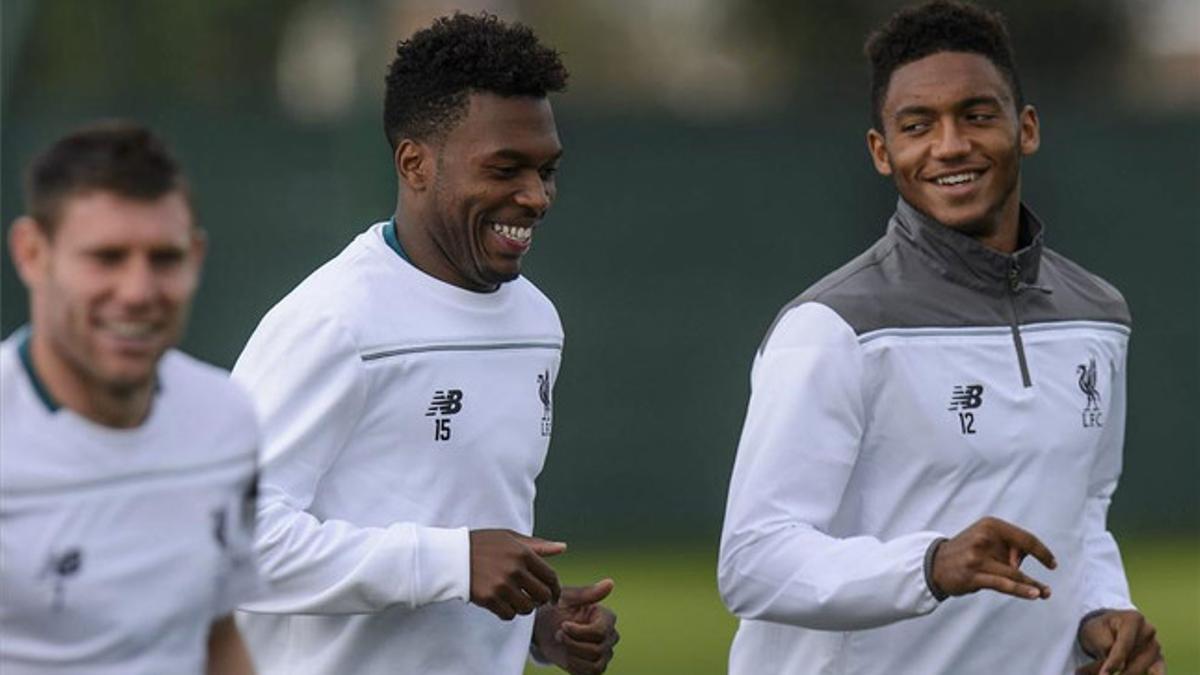 Joe Gomez entrena junto a su compañero Daniel Sturridge