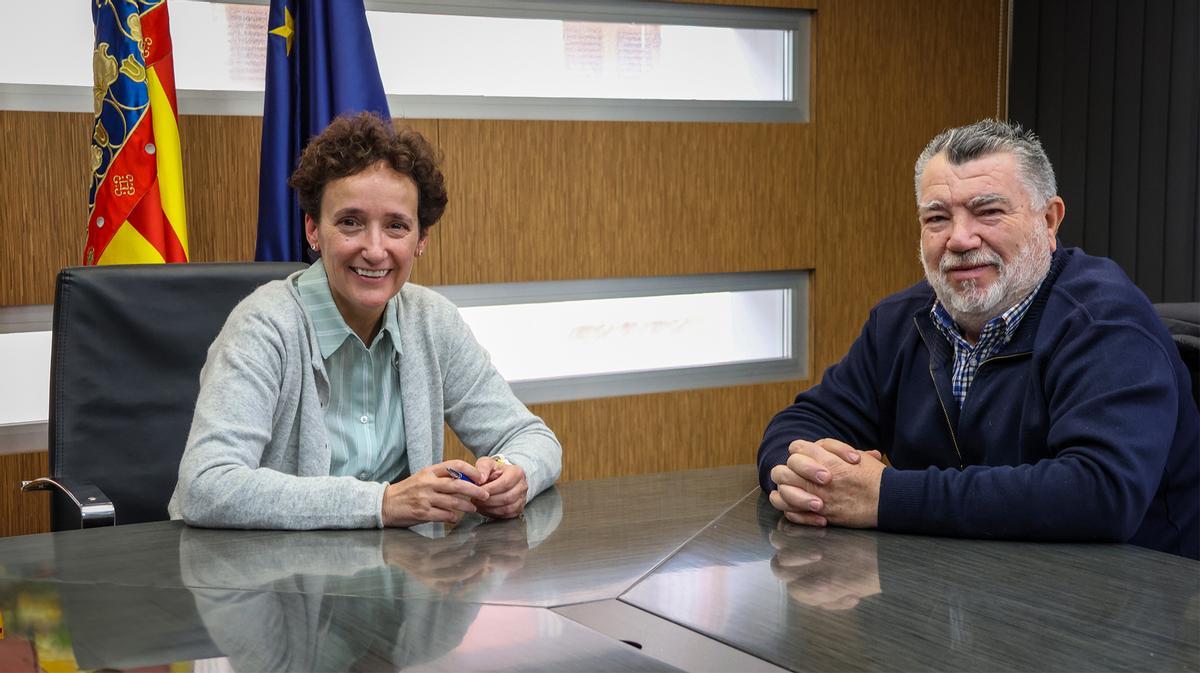 La alcaldesa de Onda, Carmina Ballester, ha firmado el convenio de colaboración entre el Ayuntamiento y la Federación de Barrios en Fiestas de Onda.