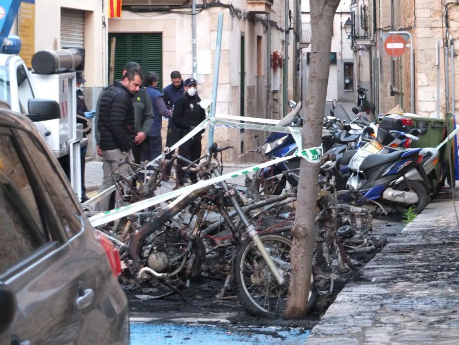 Un incendio destruye nueve motos y un coche en el centro de Sóller